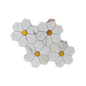 Полированная мраморная мозаика Calacatta Gold с металлическими акцентами